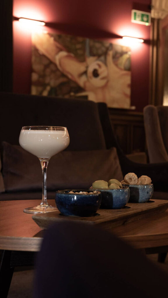 Signature Cocktail im Jugendstil-Flair der VIC’S BAR