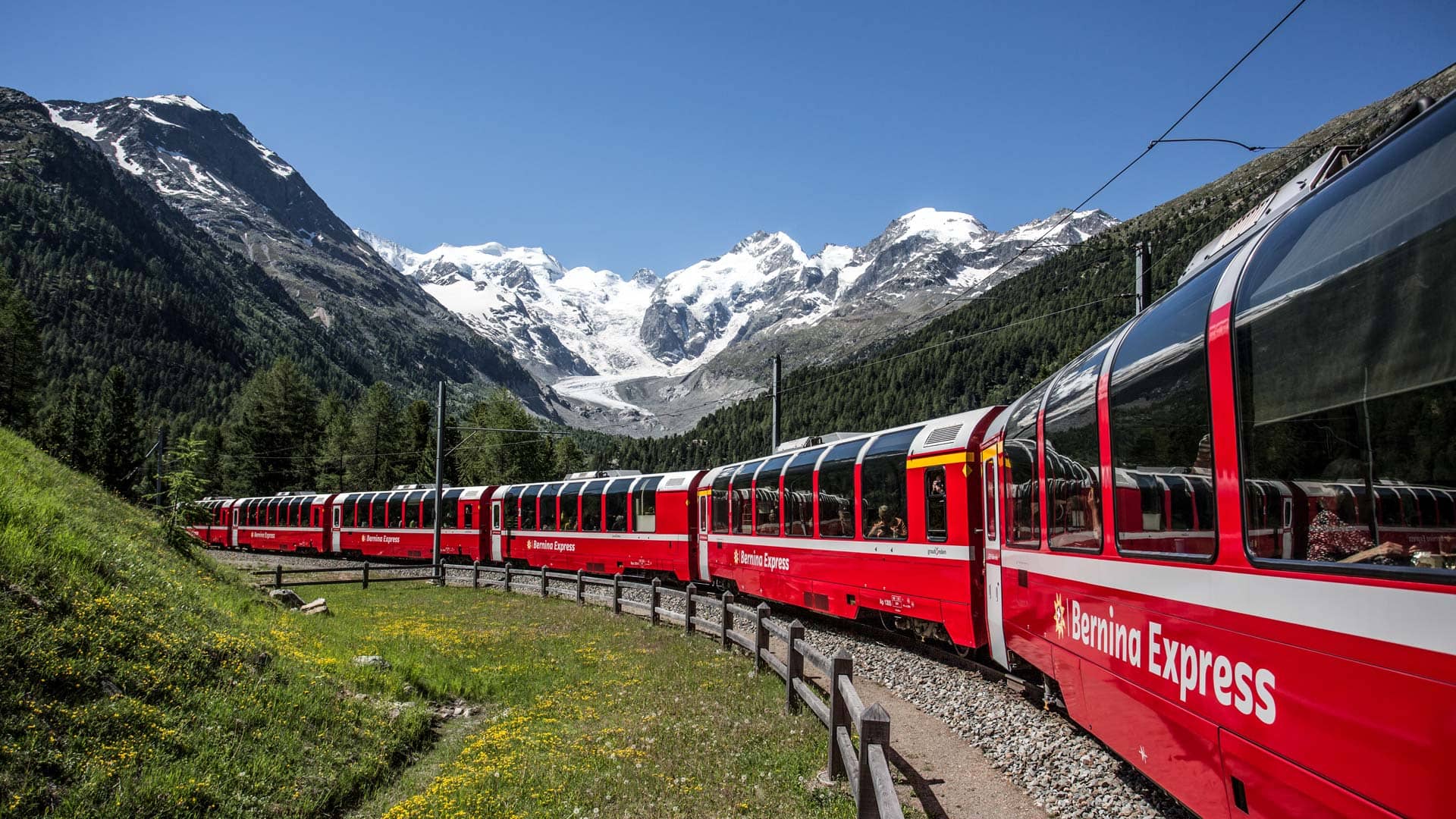 Mit dem Bernina Express fahren Sie über die höchsten Bahngleise Europas nach St. Moritz.