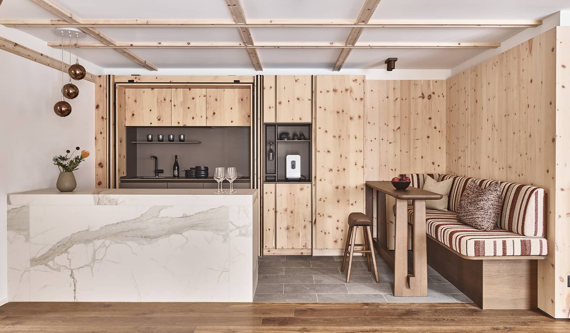 Küchen- und Essbereich des Penthouses mit Naturholzfronten und integrierter Küchenzeile