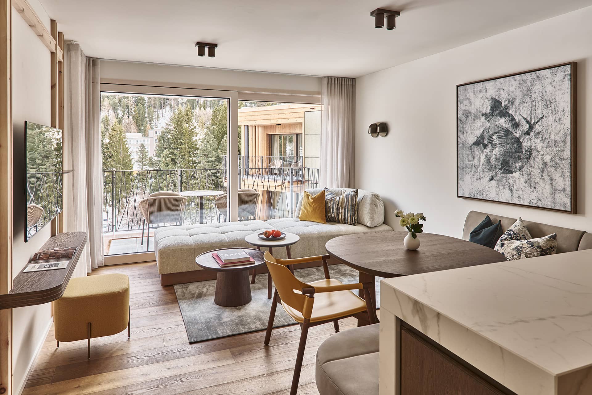 Wohnbereich der Premium Suite mit Sofa, Balkonzugang und Blick ins Grüne