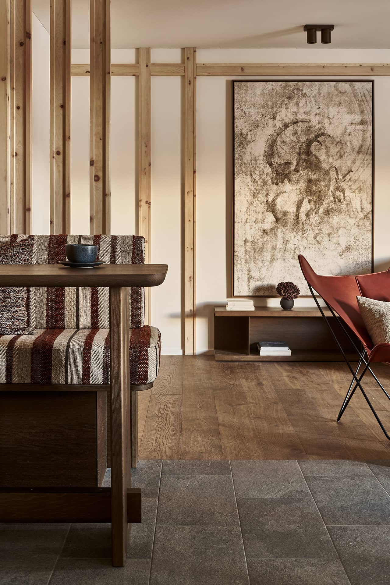 Essbereich der Premium Suite mit Holzdetails, Sitzbank und offenem Raumkonzept