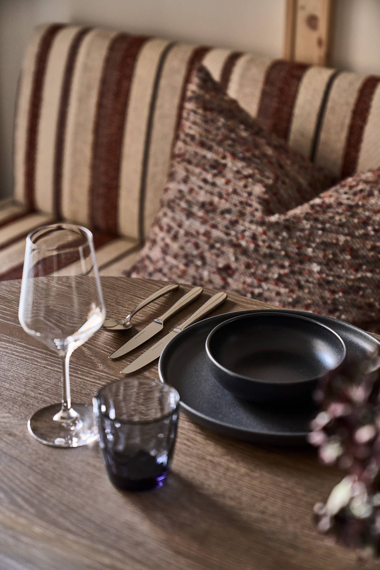 Detailansicht des Essbereichs mit Tischgedeck und gepolsterter Sitzbank