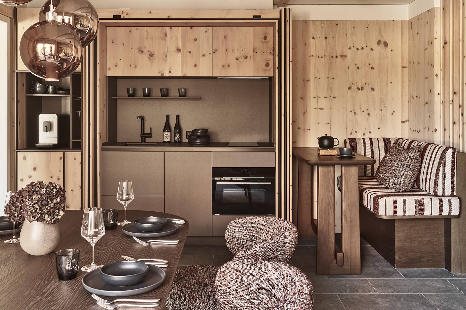 Küchenzeile der Premium Suite mit integrierten Geräten und angrenzendem Essbereich