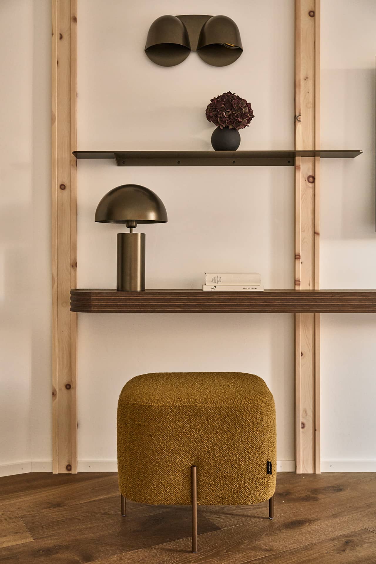 Detailansicht der Premium Suite mit Sitzhocker, Wandregal und dezenten Leuchten