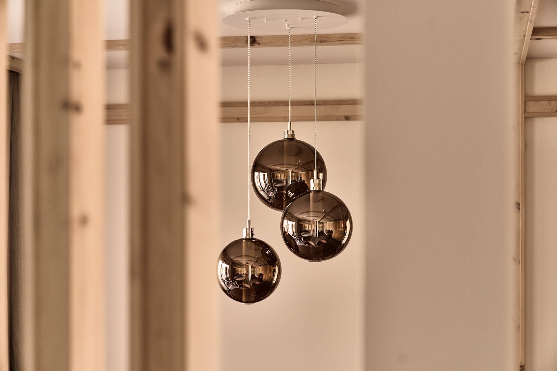 Pendelleuchten im Wohnbereich der Premium Suite als gestalterisches Detail