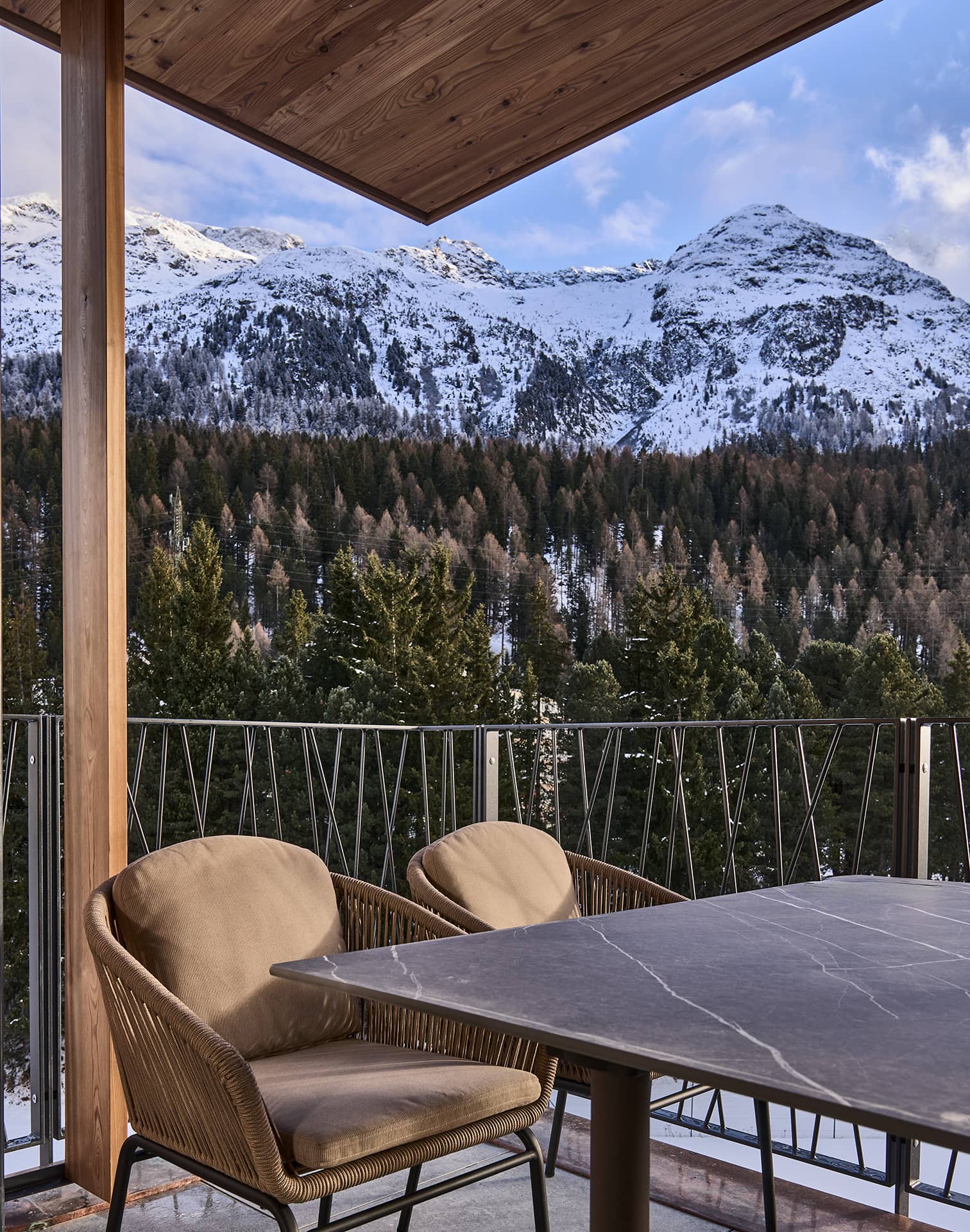 Balkon der Premium Suite mit Sitzmöbeln und Blick auf die verschneite Berglandschaft