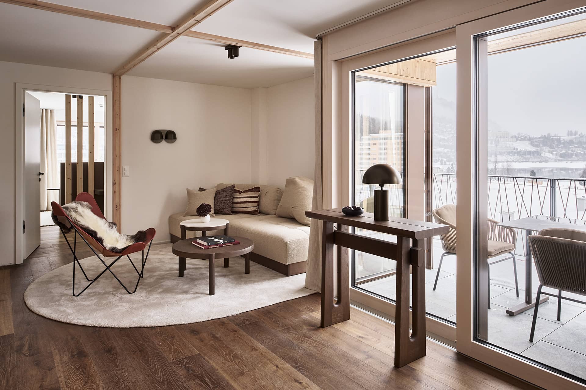 Wohnbereich der Residence 2 mit Sofa, Lounge-Sessel und Zugang zum Balkon