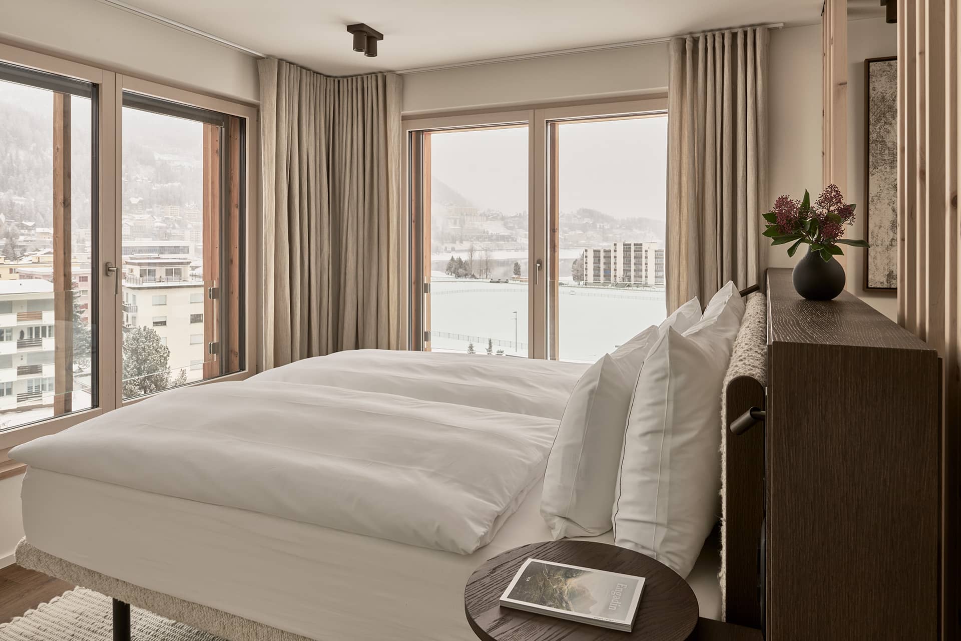Schlafbereich der Residence 2 mit bodentiefen Fenstern und Blick nach draußen