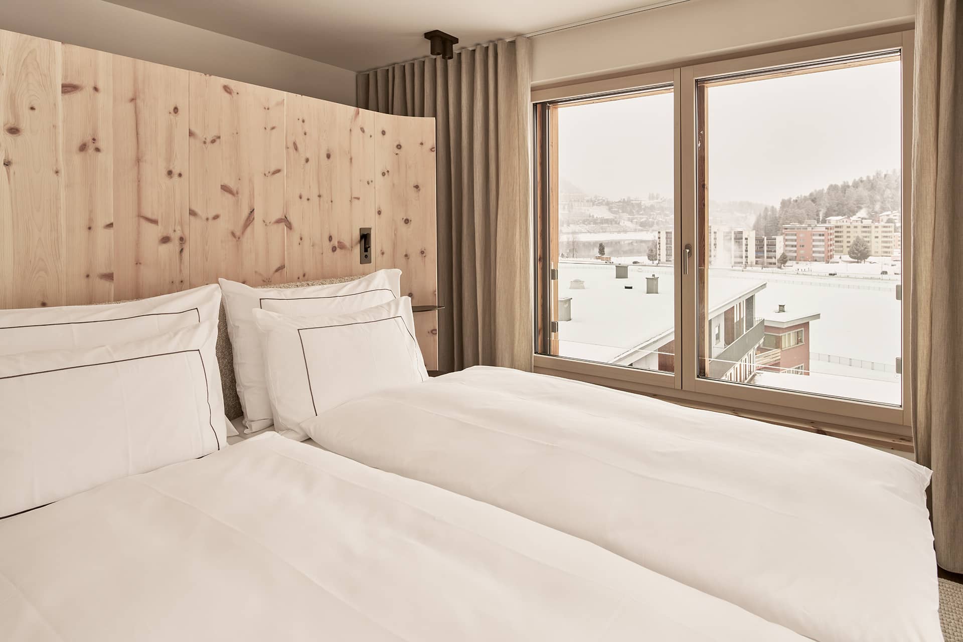 Schlafbereich der Residence 2 mit zwei Einzelbetten und großem Fenster