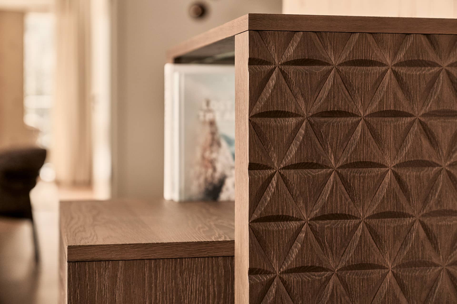 Detail der Holzoberfläche mit strukturierter Front und Ablagefläche