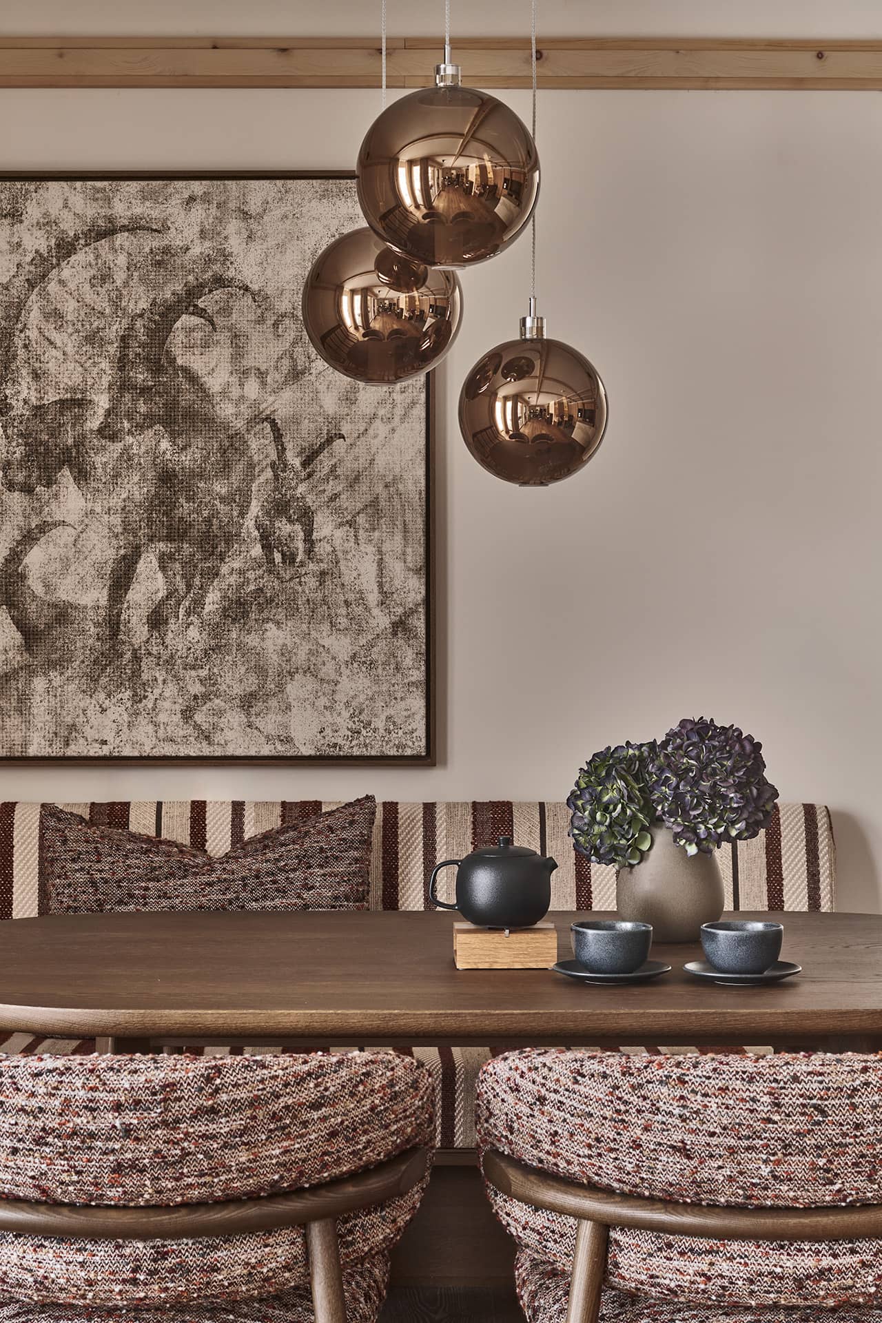 Essbereich der Residence 2 mit Holztisch, Sitzbank und Pendelleuchten