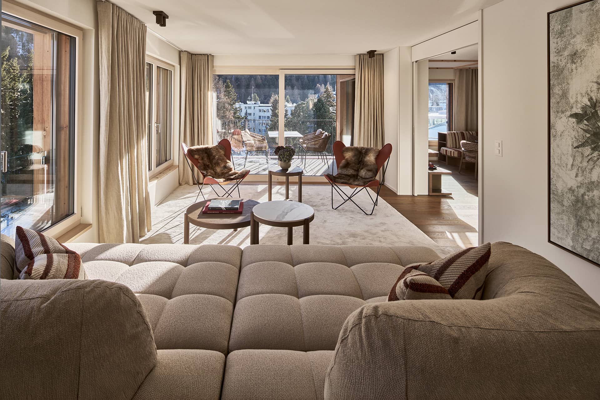 Wohnbereich der Residence 3 mit Sofa, Lounge-Sesseln und Zugang zum Balkon