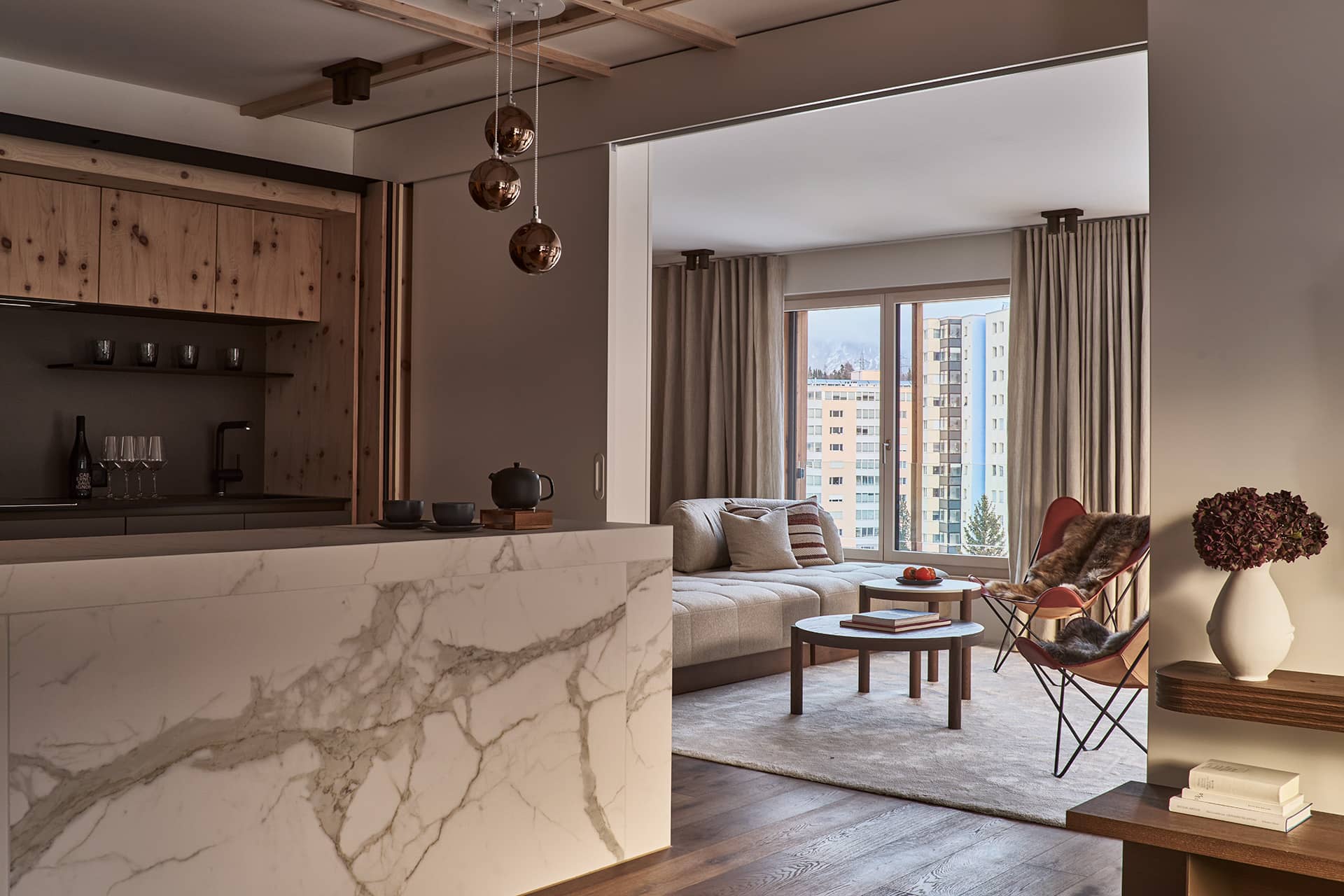 Küchen- und Wohnbereich der Residence 3 mit Kochinsel und offenem Raumkonzept