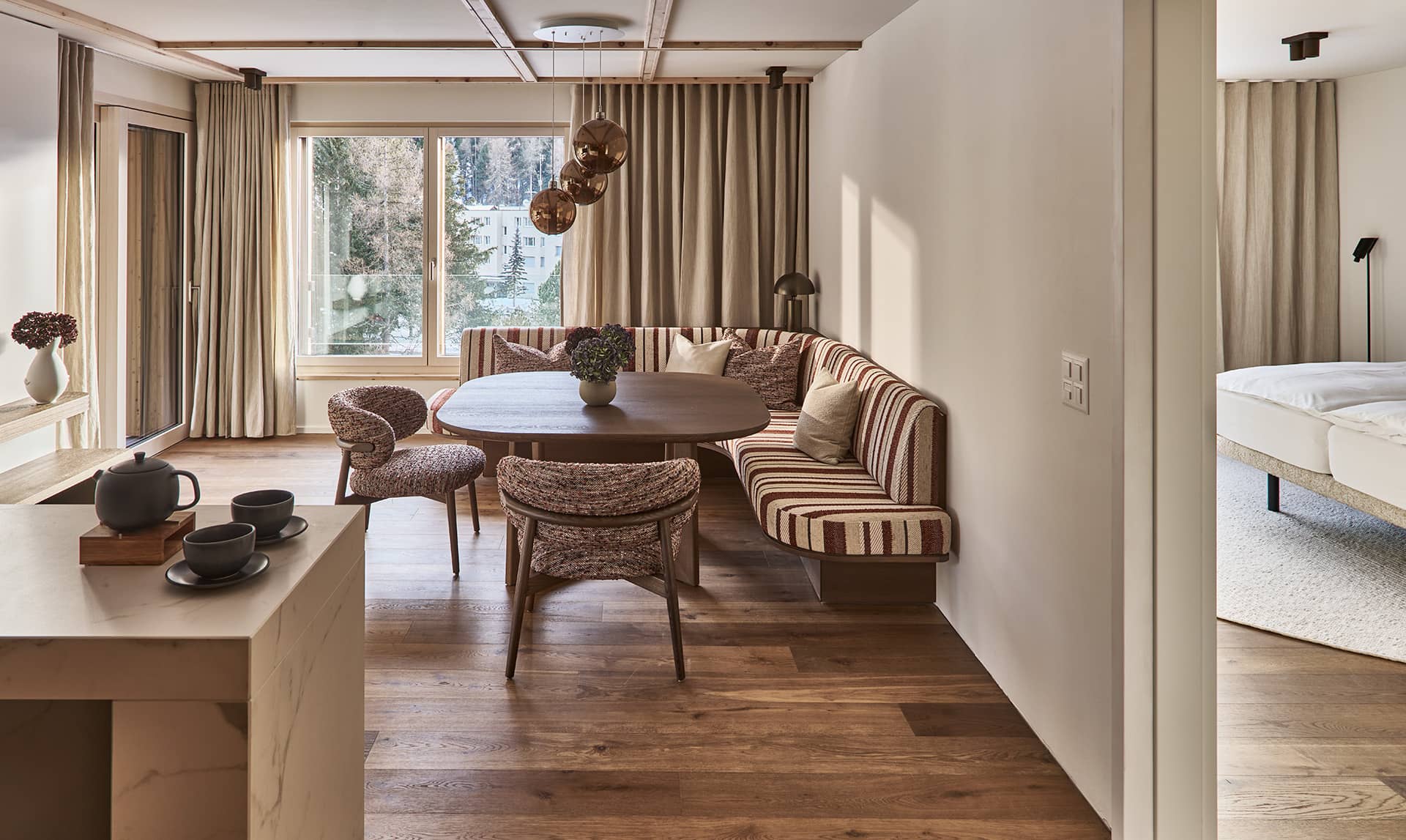 Essbereich der Residence 3 mit Rundtisch, Sitzbank und Polsterstühlen