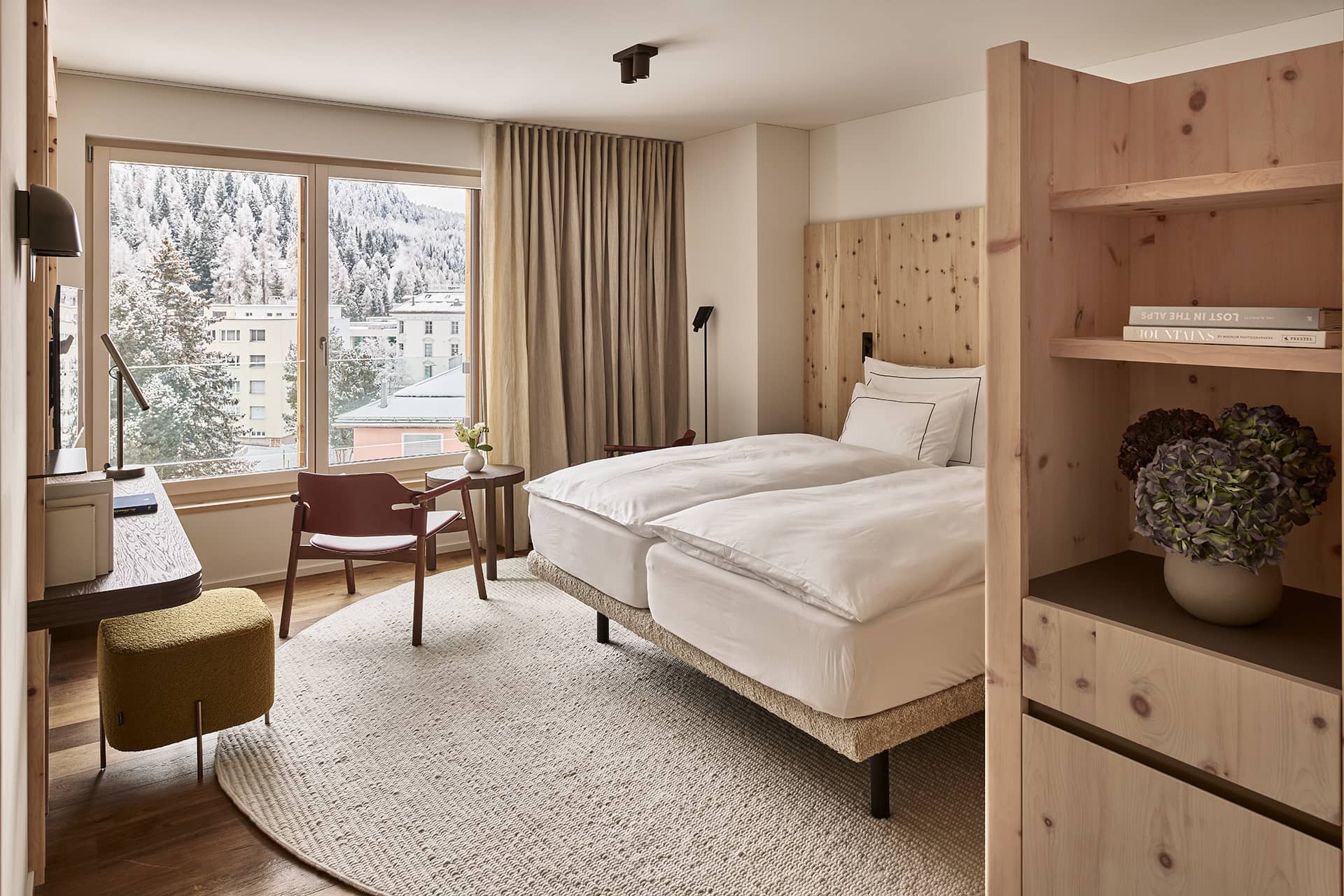 Schlafzimmer der Residence 3 mit Doppelbett, Schreibtisch und Fensterfront