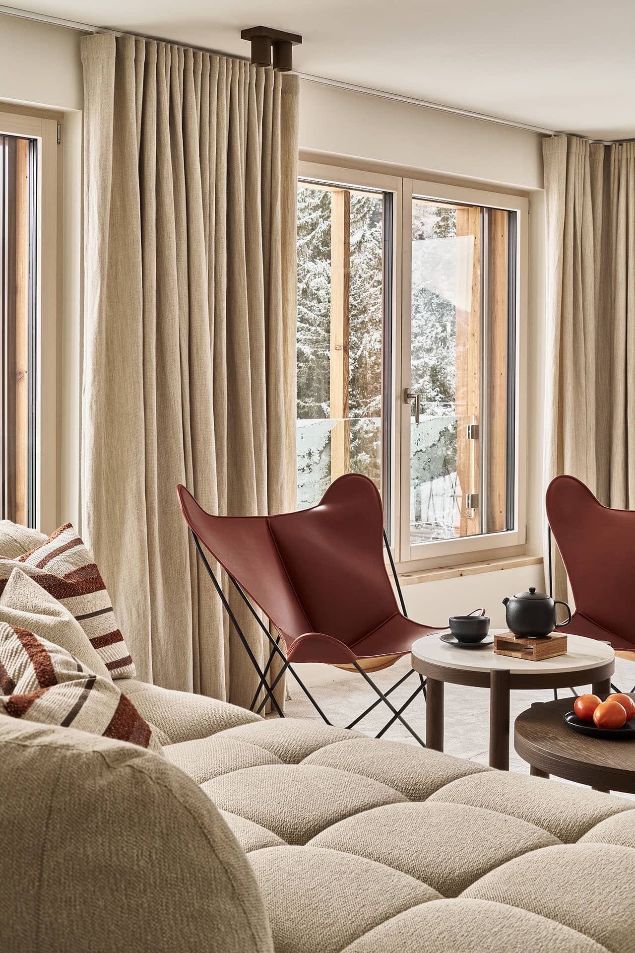 Wohnbereich der Residence 3 mit Sofa, Lounge-Sesseln und Fensterfront zum Balkon