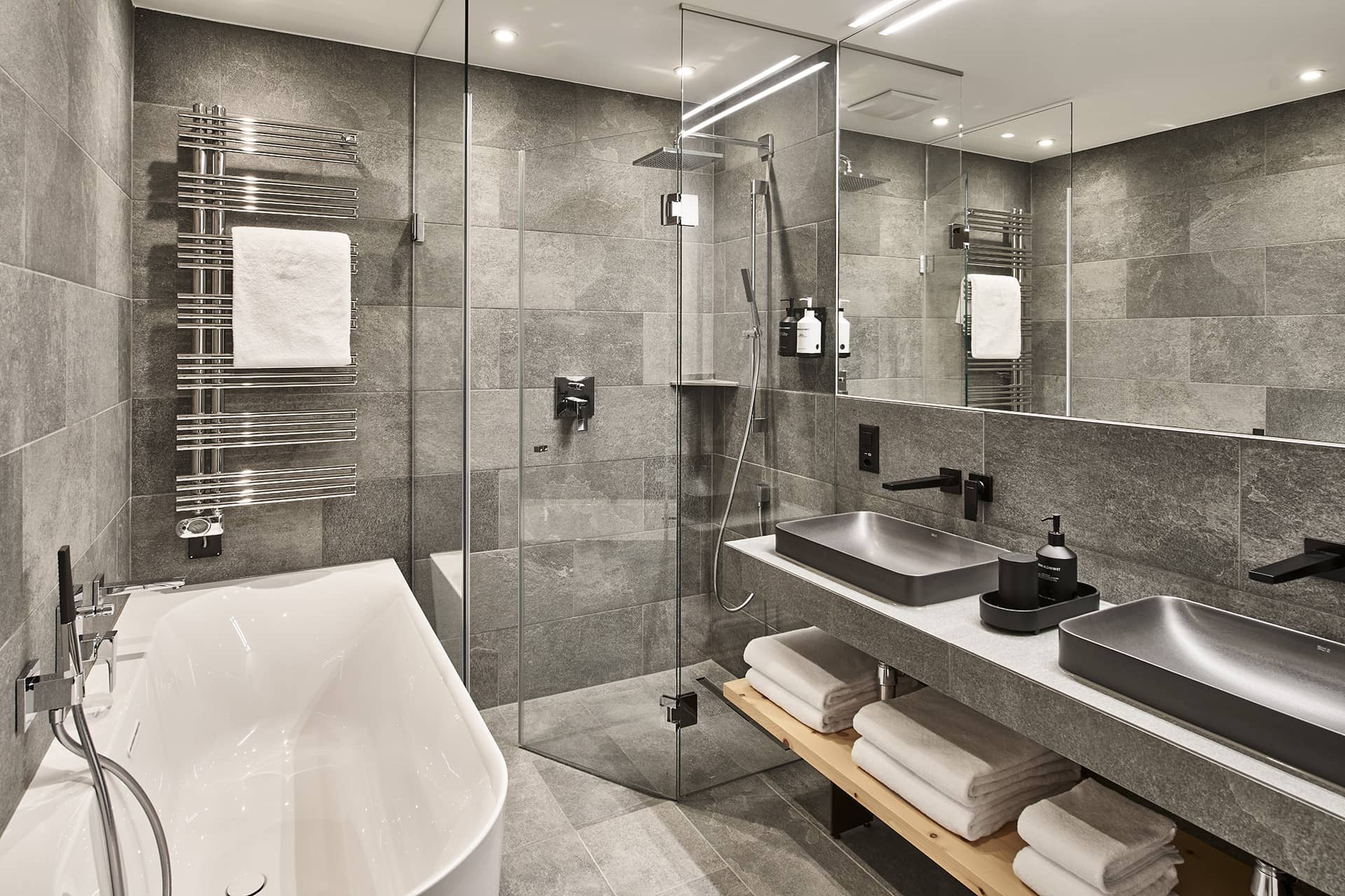 Badezimmer der Residence 3 mit Badewanne, Glasdusche und Doppelwaschbecken