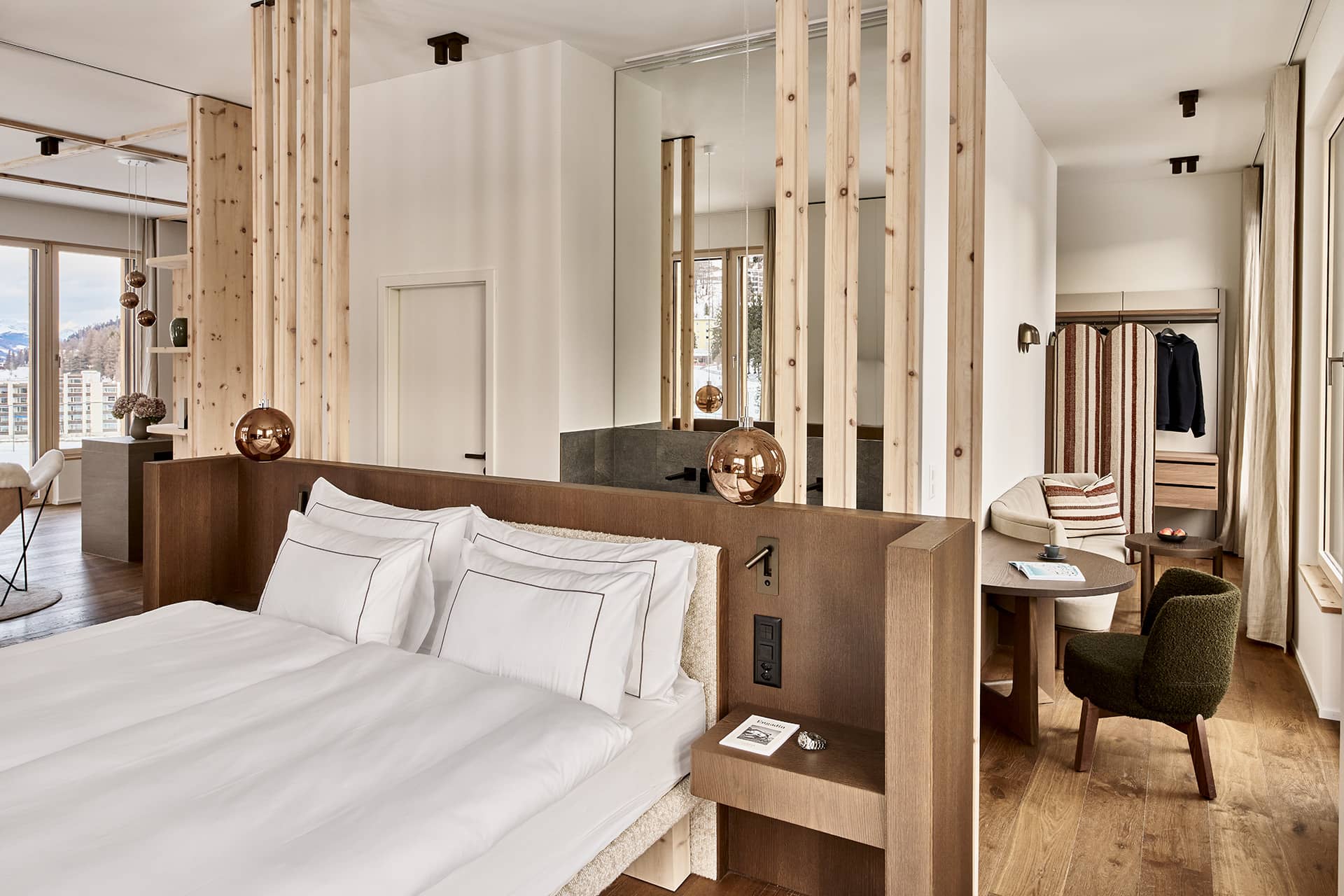 Großzügiges Schlafzimmer im Masterpenthouse mit Doppelbett, Naturholz und offenem Übergang zum Wohnbereich